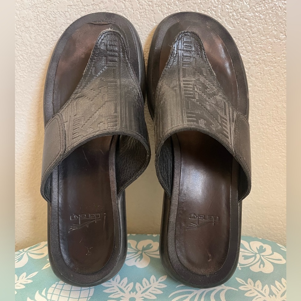 Dansko Embossed Thong Clog Flip Flop Sandals size 39, 8.5-9. very wide fit
